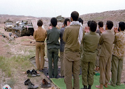 نماز دسته جمعی در میدان جنگ دفاع مقدس